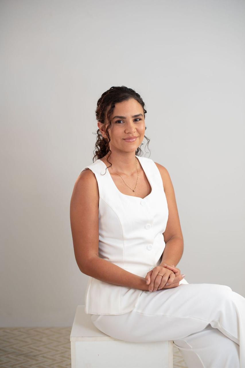 Alice de Oliveira Gomes sentada em ensaio profissional