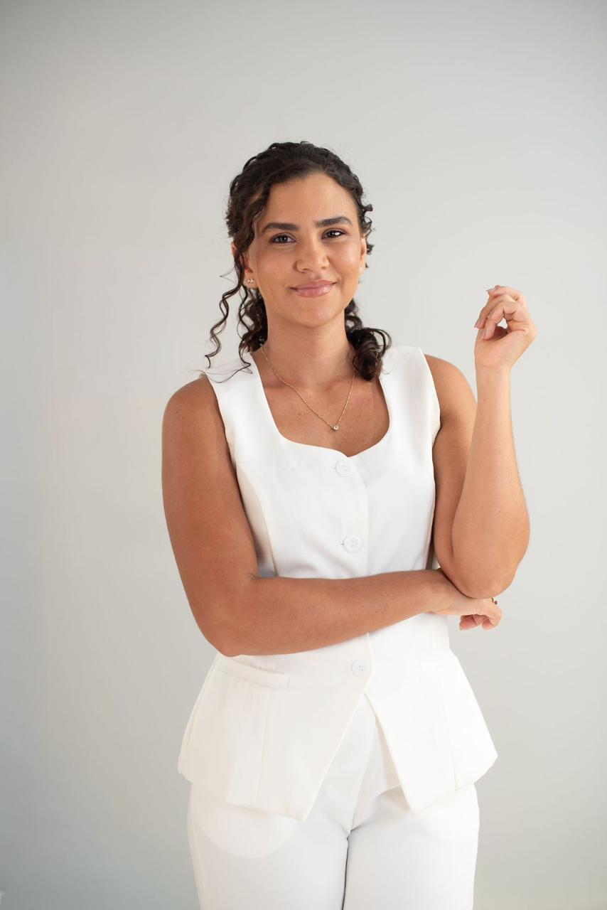 Alice de Oliveira Gomes em retrato profissional
